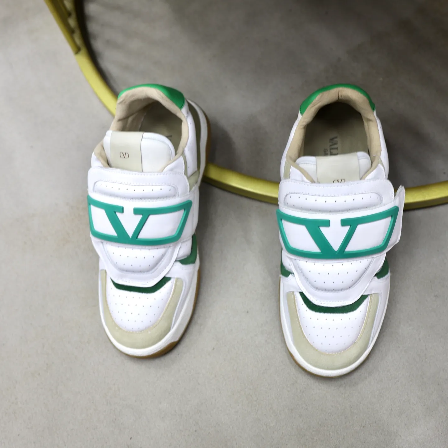 Ex-factory price: 520💰VALENTINO/Valentino Men's latest low-top thick-soled sports shoes are shipped. Made with heavy industry, men's fine casual sports shoes, versatile style. Original leather, rubber lines embellished with geometric segmented uppers, hand-stitched, novel and fashionable, rubber soles with details on the front and back, and the tongue is decorated with the Valentino Garavani Logo, which is comfortable, breathable and durable! Comes with full original packaging! Code number: 38-39-40-41-42-43-44 (45, 46 can be customized)